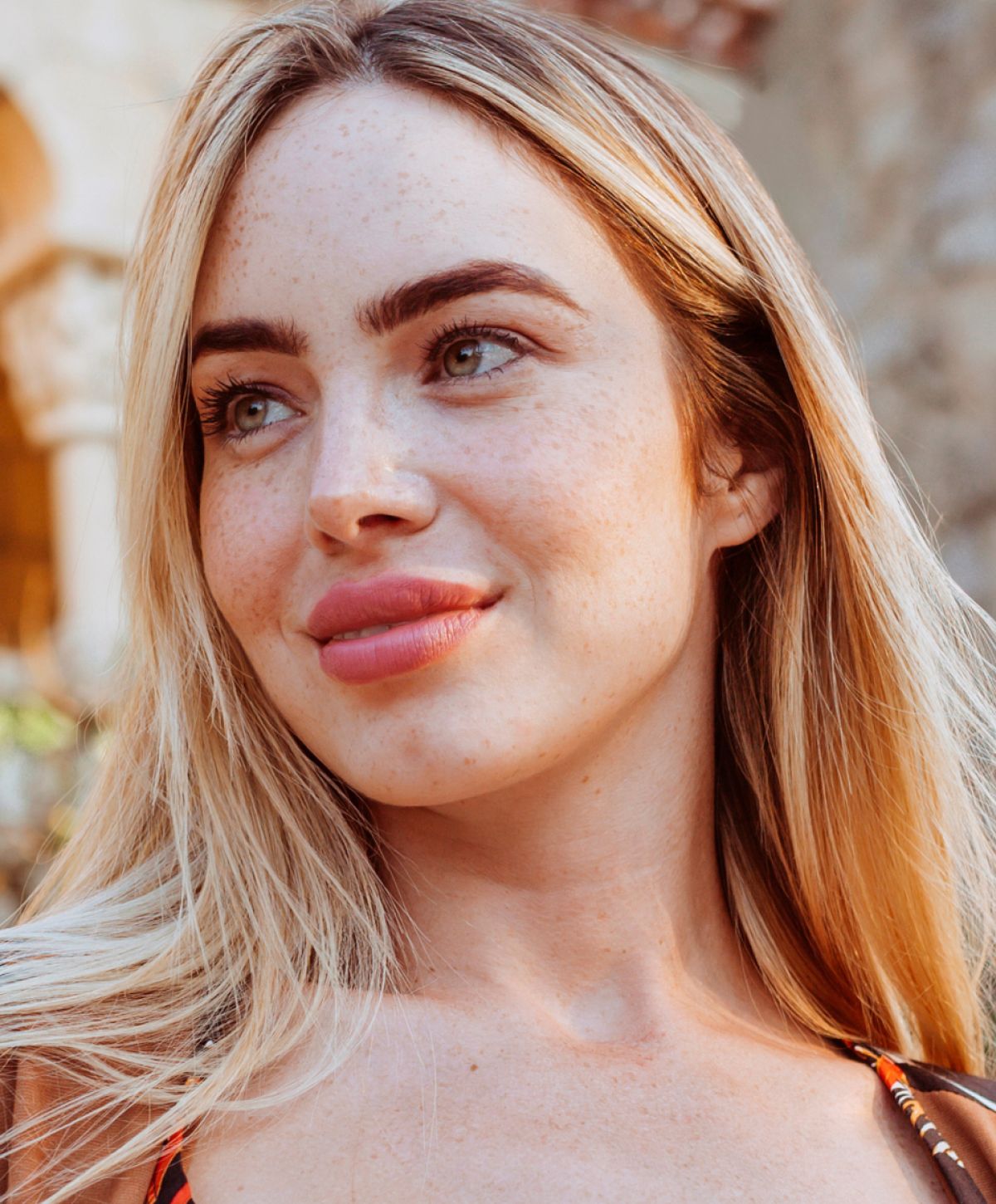 santa rosa lip flip model with blonde hair